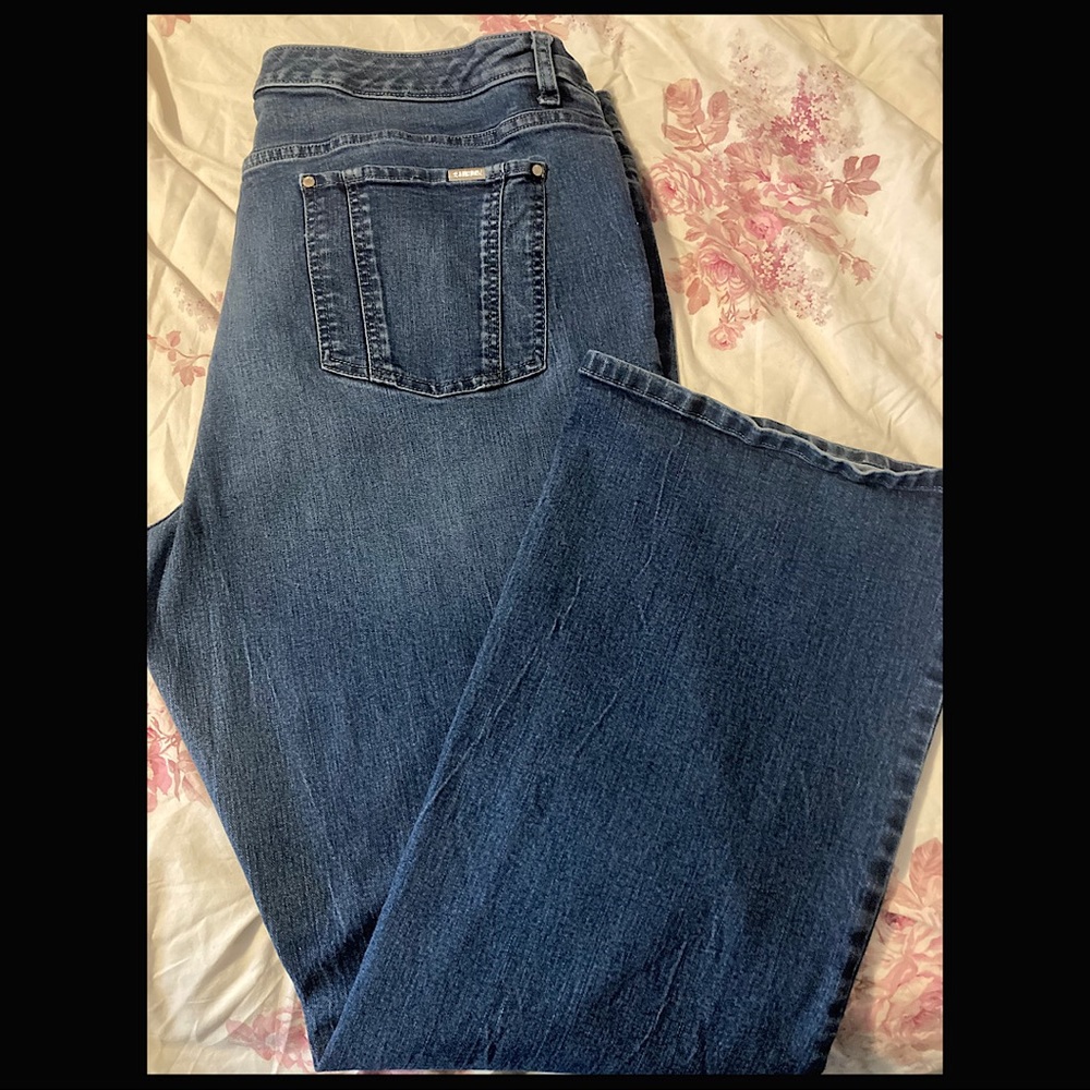 Jennifer Lopez jeans/ Boot cut.